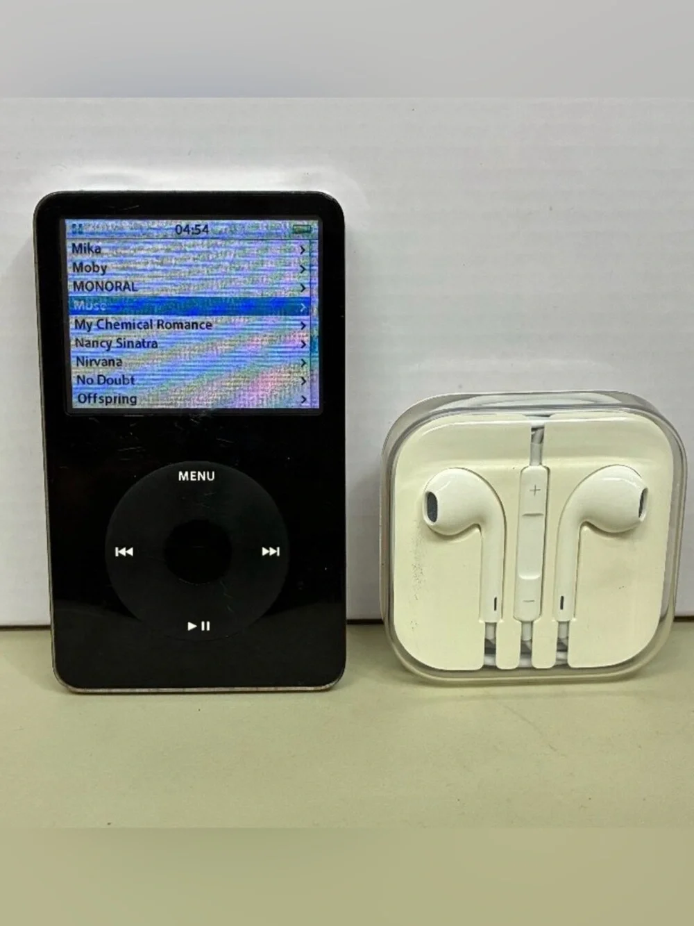 Apple iPod Classic 5th Generation 30GB Black Tested & New Earbuds. No charger